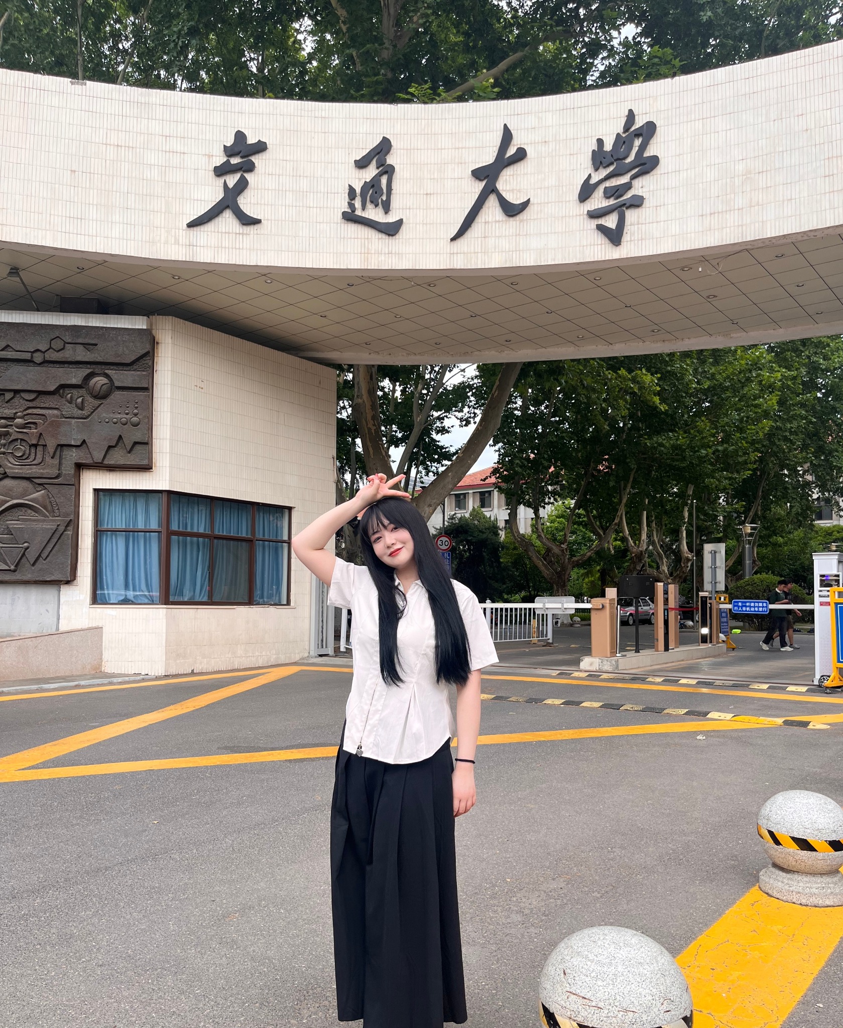 杨子琳在西安交通大学校门前